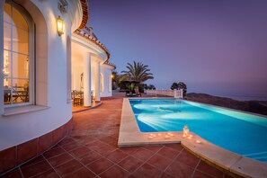 Outdoor pool - Luxury villa with private pool, Sun, sea and nature. www.elancla.eu (Sayalonga)