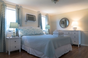 4 bedrooms, iron/ironing board, travel cot, WiFi - "BeachWalk"  Unit 2   Just 300 Feet To The Beach!! (Middletown)
