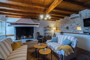 Una televisión, una chimenea