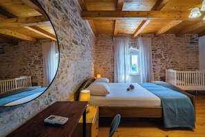 5 slaapkamers, een strijkplank/strijkijzer, wifi, beddengoed