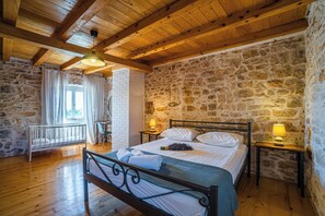 5 slaapkamers, een strijkplank/strijkijzer, wifi, beddengoed