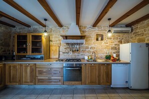 Een koelkast, een magnetron, een oven, een kookplaat