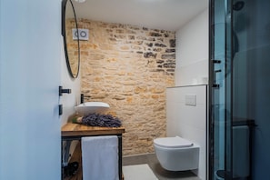Dusche, Haartrockner, Handtücher