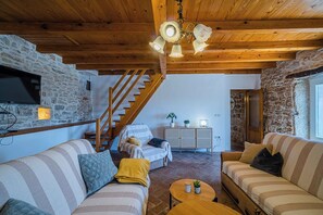 Una televisión, una chimenea