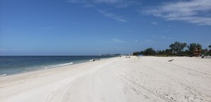 Beach nearby, sun-loungers, beach towels
