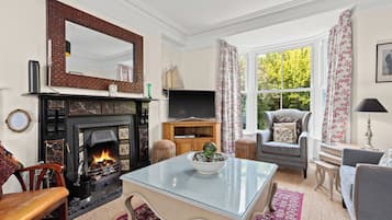 Smart TV, fireplace, DVD player, ping pong