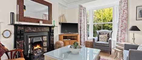 Smart TV, chimenea, reproductor de DVD y tenis de mesa