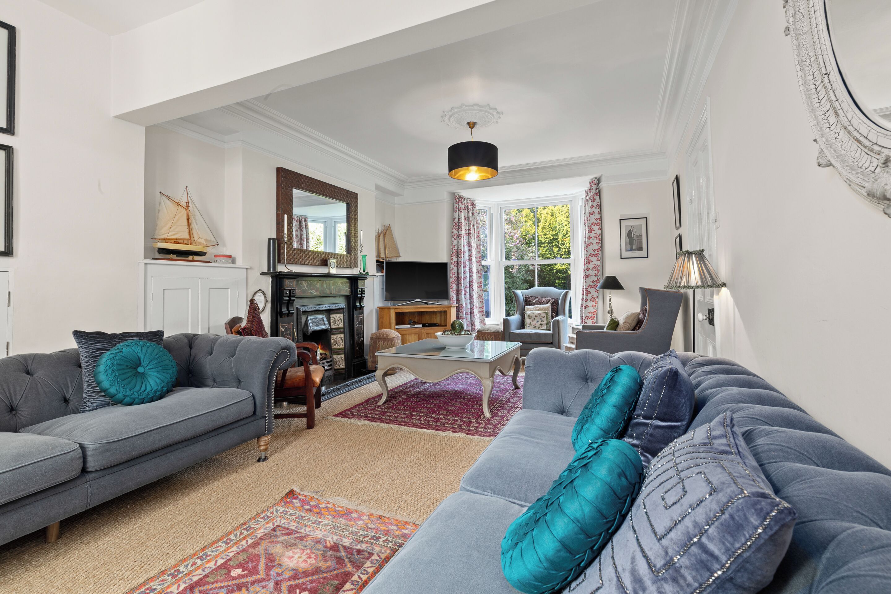 Smart TV, fireplace, DVD player, table tennis