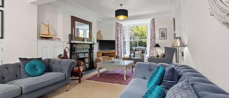 Smart TV, fireplace, DVD player, table tennis