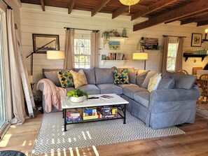 Smart TV, books, stereo - Water View 1 mi from Oak Bluffs 10 min Walk to Beach (Oak Bluffs)