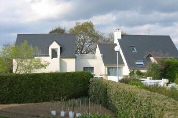 Vue maison l'appartement est en haut Ă gauche avec sa terrasse independante