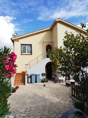 Exterior - 250 M from the sea, beaches, coves, port and all shops .... (Fréjus)