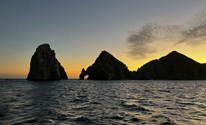Ubicación cercana a la playa, tumbonas y toallas de playa