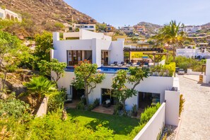 Exterior - Contemporary, clean, spacious ocean view villa, huge pool,  2 blocks from Marina (Pedregal, Cabo San Lucas)