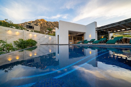 Contemporary, clean, spacious ocean view villa, huge pool,  2 blocks from Marina