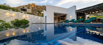 Contemporary, clean, spacious ocean view villa, huge pool,  2 blocks from Marina