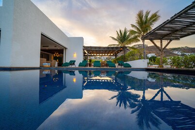 Contemporary, clean, spacious ocean view villa, huge pool, 2 blocks from Marina