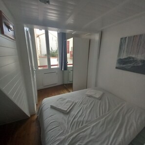 2 slaapkamers, een strijkplank/strijkijzer, wifi