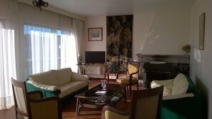 Een televisie, boeken en een kantoor