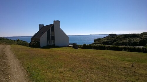 Large house above the sea with direct access to the beach and the sea