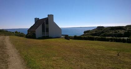 Large house above the sea with direct access to the beach and the sea