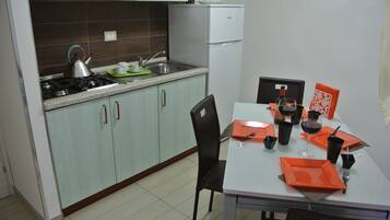 Kühlschrank, Mikrowelle, Herdplatte, Wasserkocher mit Kaffee-/Teezubehör