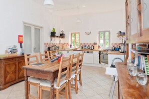 Fridge, microwave, oven, stovetop - Beautiful rustic Tuscan villa overlooking the medieval village of Bagnone (Bagnone)