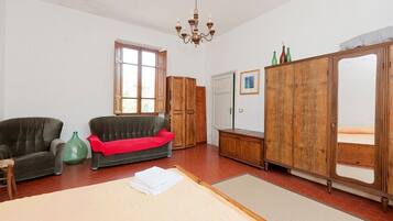 4 bedrooms, desk, iron/ironing board, travel cot