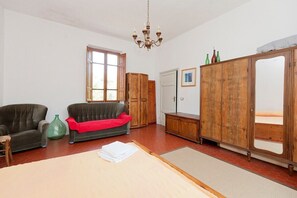 4 camere, una scrivania, ferro/asse da stiro, culla da viaggio