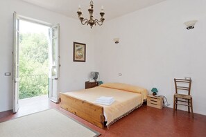 4 bedrooms, desk, iron/ironing board, travel cot - Beautiful rustic Tuscan villa overlooking the medieval village of Bagnone (Bagnone)