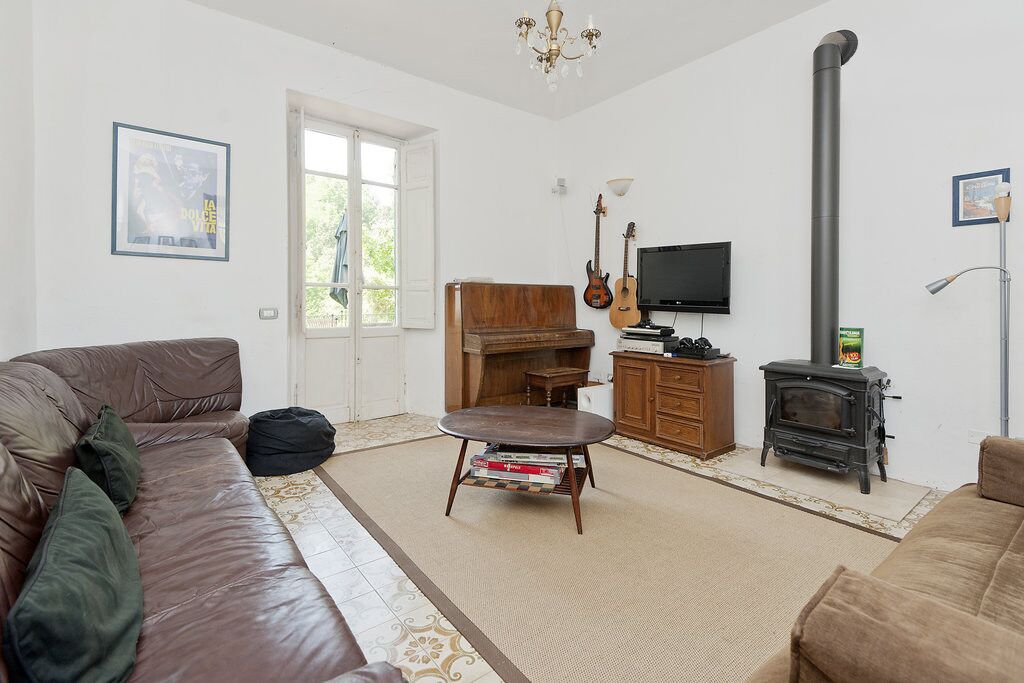 Een televisie, videogames, een dvd-speler en tafelvoetbal