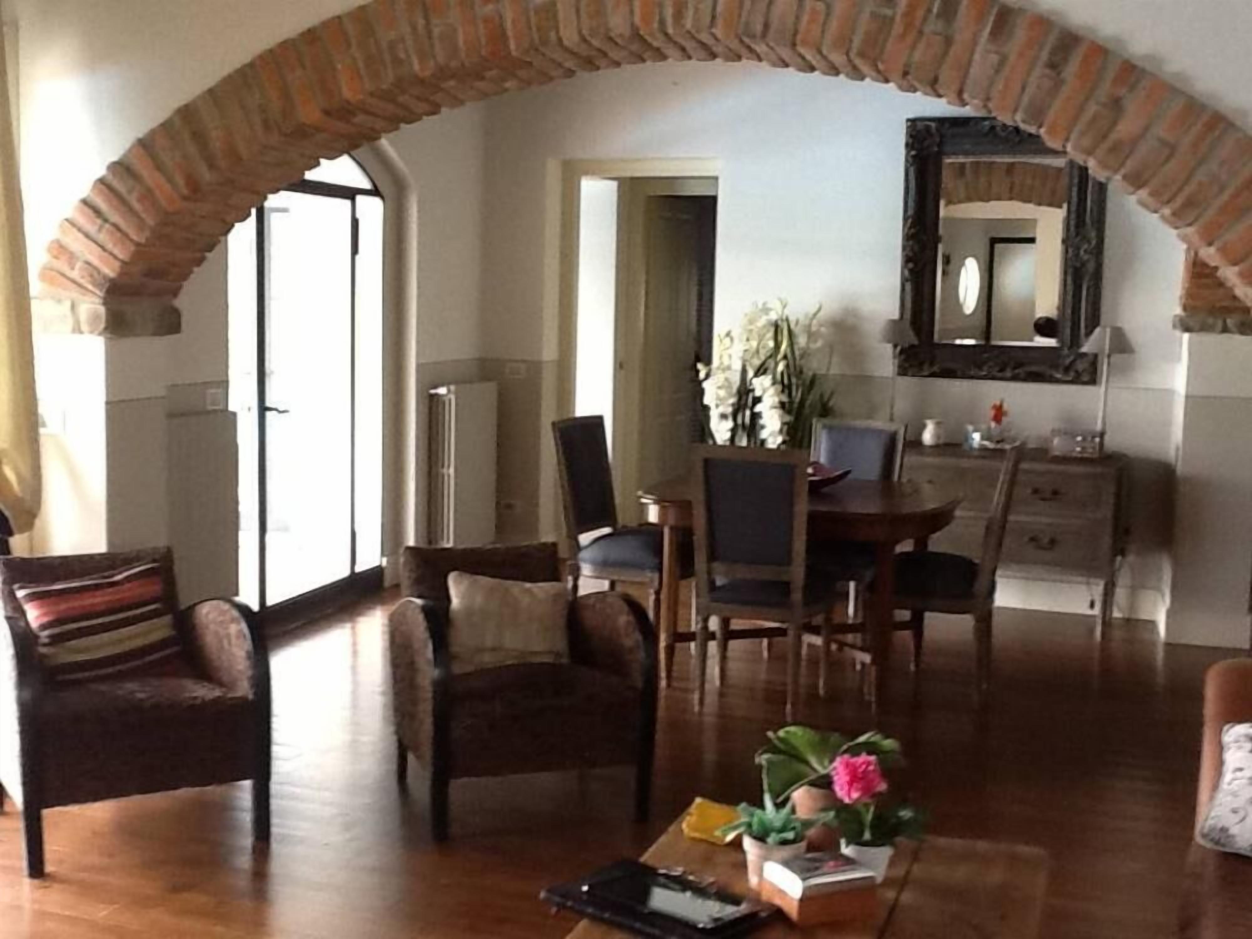 Monteveneroso: House / Villa - Fortunago