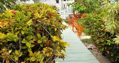 Nice Wooden House, a few steps from the beach - sleeps 6 - Strategic location