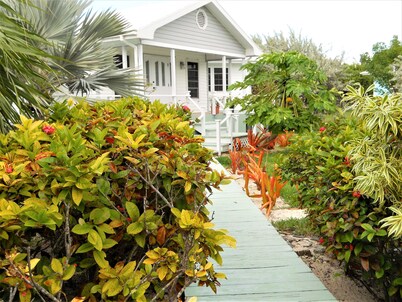 Nice Wooden House, a few steps from the beach - sleeps 6 - Strategic location