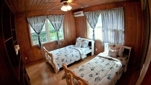 3 bedrooms, iron/ironing board, WiFi, bed sheets - Nice Wooden House, a few steps from the beach - sleeps 6 - Strategic location (Green Turttle)