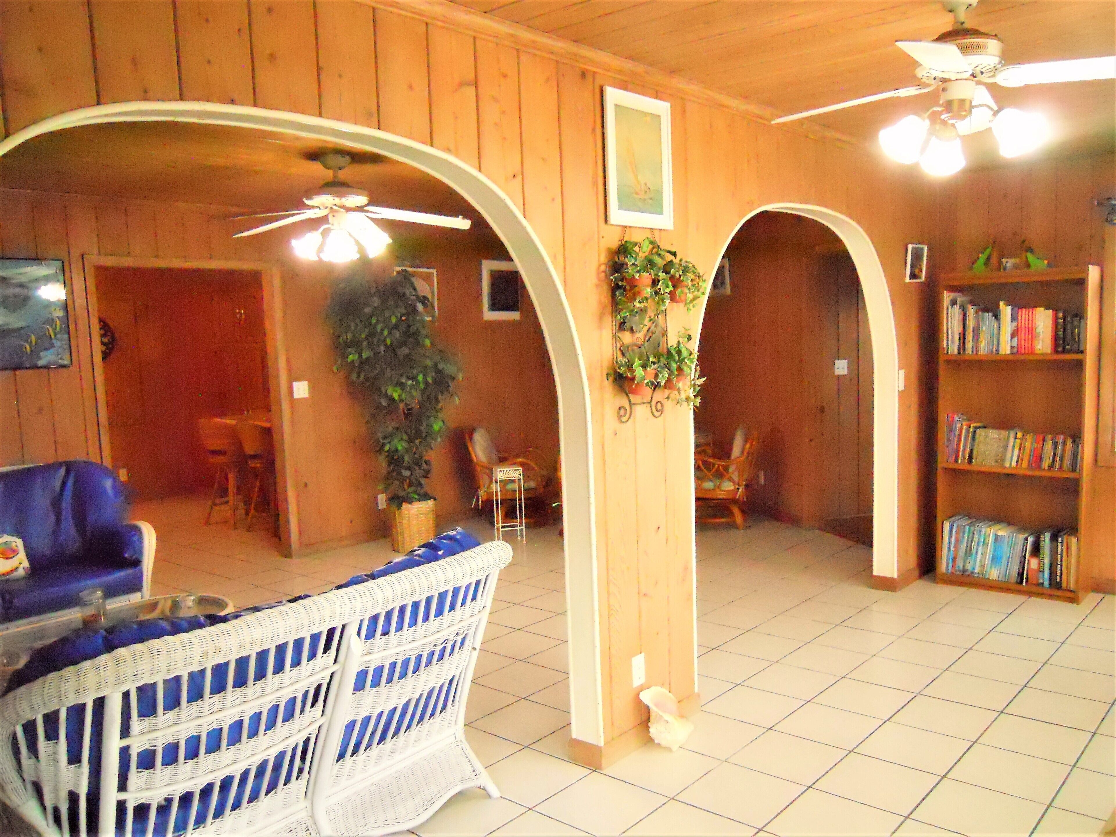 Télévision, lecteur de DVD, livres, vidéothèque