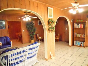 Televisie, een dvd-speler, boeken en een filmbibliotheek