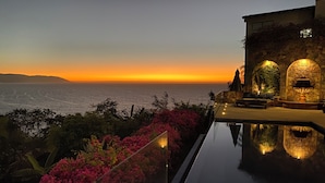 A luxurious infinity pool with a clear view of the ocean at sunset. - Luxury 3-bed Villa,Spectacular Views, Saline pool & Staff   (Puerto Vallarta)