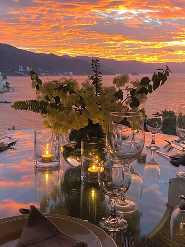 Luxury Villa,Spectacular Views, Saline pool & Staff     Dec 29-Jan 10 Available!