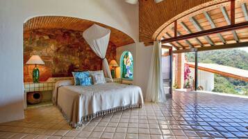 3 bedrooms, in-room safe, iron/ironing board, free WiFi