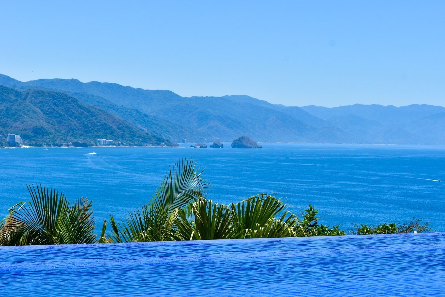 Una piscina al aire libre, una piscina climatizada