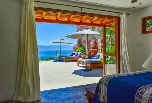 Luxury 3-bed Villa,Spectacular Views, Saline pool & Staff  