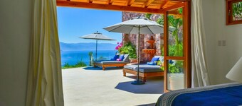 Luxury 3-bed Villa,Spectacular Views, Saline pool & Staff  