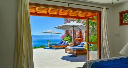 Luxury 3-bed Villa,Spectacular Views, Saline pool & Staff