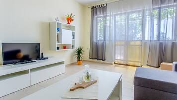 Apartemen Superior, 1 kamar tidur, pemandangan laut | Ruang keluarga | TV layar datar