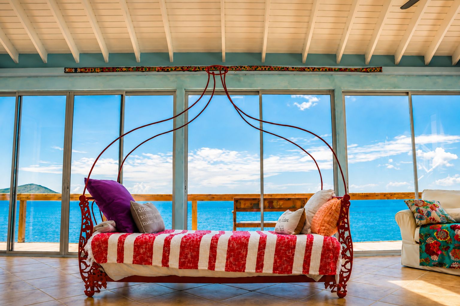 Une pièce avec un fauteuil suspendu, de grandes fenêtres et une vue sur la mer.