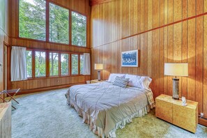 4 bedrooms, iron/ironing board, internet, bed sheets - Unique Lakefront House with Sandy Beach and Dock - Sweeping Views (Chestertown)