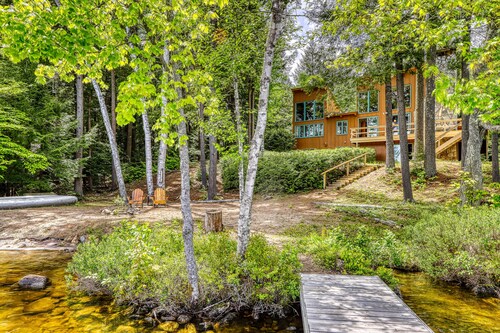 Unique maison au bord du lac avec plage de sable et quai, une vue imprenable