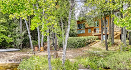 Unique maison au bord du lac avec plage de sable et quai, une vue imprenable