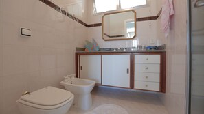 Shower - Beautifully decorated apartment! Maulf Hill - Ocean View! 150m2 (Guarujá)